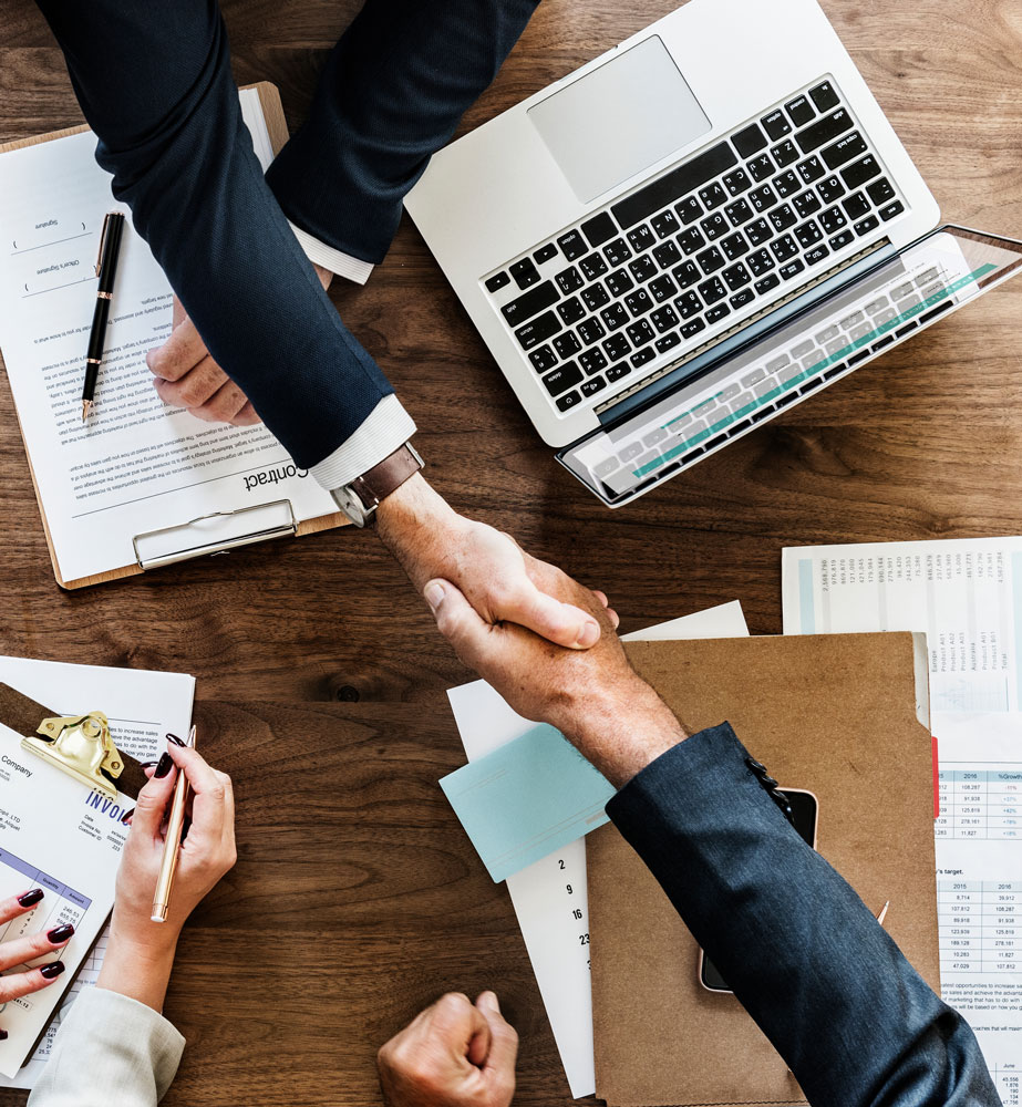 Poignée de mains au-dessus d'un bureau